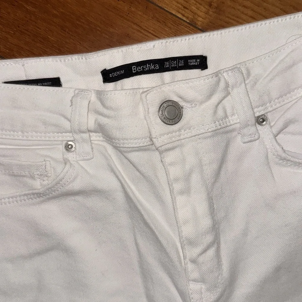 White Distressed Skinny Jeans size 4 US bershka ASOS pants - Picture 4 of 7